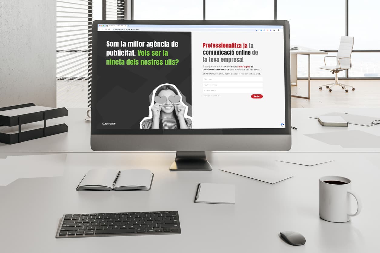 landing page marcoibor mockup d'un escritori en un despatx amb ordinador, teclat i ratolí